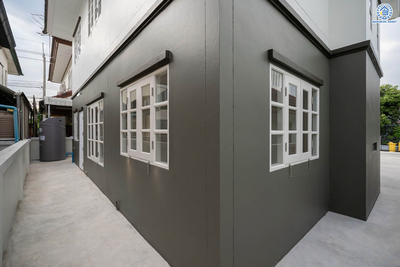 บ้านมือสองตกแต่งใหม่ โครงการ ประดับดาว2 ท่าอิฐ ตกแต่งครบครัน พร้อมอยู่ เนื้อที่ 57 ตร.ว. ฟังก์ชัน 3 ห้องนอน 2 ห้องน้ำ พร้อมห้องอเนกประสงค์ชั้นล่าง 1 ห้อง พื้นที่ใช้สอยกว้างขวาง บนทำเลที่ดีที่สุด เชื่อมต่อได้หลายเส้นทาง ใกล้รถไฟฟ้าสายสีม่วง "สถานีบางรักน้อยท่าอิฐ"